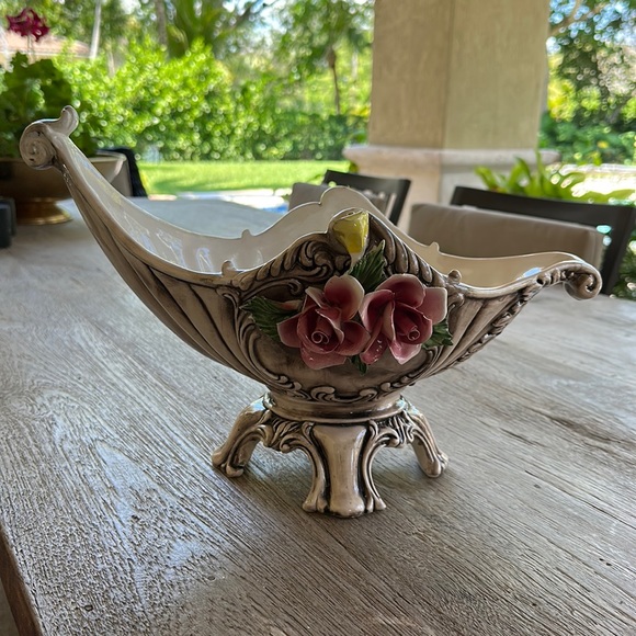 Vintage Capodimonte 🌹 footed porcelain bowl